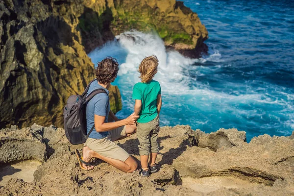 Papà e figlio turisti sullo sfondo del mare Angeli Billabong a Nusa Penida, Bali, Indonesia. Viaggio a Bali con il concetto di bambini — Foto Stock