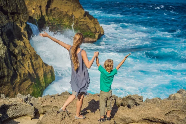 Madre e figlio turisti sullo sfondo del mare Angeli Billabong a Nusa Penida, Bali, Indonesia. Viaggio a Bali con il concetto di bambini — Foto Stock