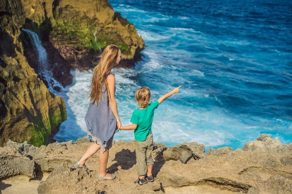 Madre e figlio turisti sullo sfondo del mare Angeli Billabong a Nusa Penida, Bali, Indonesia. Viaggio a Bali con il concetto di bambini — Foto Stock