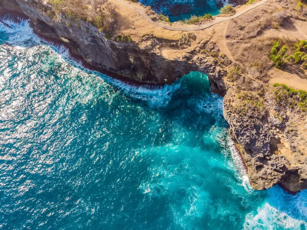 Paisaje sobre Broken Beach en Nusa Penida, Indonesia Angels BillaBong Beach. Destino turístico popular Bali — Foto de Stock