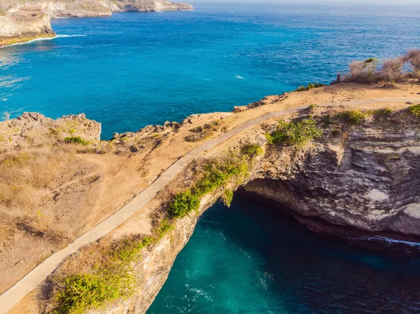 Krajobraz nad Broken Beach w Nusa Penida, Indonezja Angels Billabong Beach. Popularne miejsce turystyczne Bali — Zdjęcie stockowe