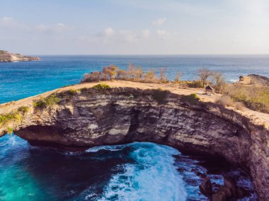 Nusa Penida, Endonezya Angels Billabong Plajı 'ndaki Kırık Plaj manzarası. Popüler turizm beldesi Bali