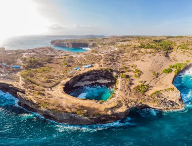 Nusa Penida, Endonezya Angels Billabong Plajı 'ndaki Kırık Plaj manzarası. Popüler turizm beldesi Bali