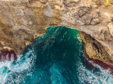 Nusa Penida, Endonezya Angels Billabong Plajı 'ndaki Kırık Plaj manzarası. Popüler turizm beldesi Bali
