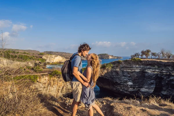 Uomo e donna in luna di miele vicino a Broken Beach a Nusa Penida, Indonesia Angels BillaBong Beach. Destinazione turistica popolare Bali — Foto Stock