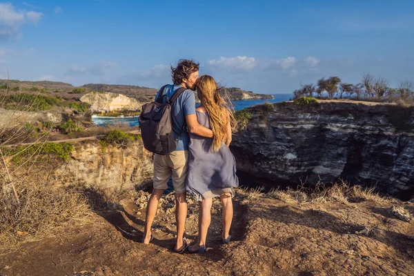 Uomo e donna in luna di miele vicino a Broken Beach a Nusa Penida, Indonesia Angels BillaBong Beach. Destinazione turistica popolare Bali — Foto Stock