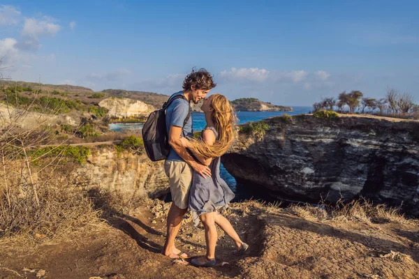 Uomo e donna in luna di miele vicino a Broken Beach a Nusa Penida, Indonesia Angels BillaBong Beach. Destinazione turistica popolare Bali — Foto Stock