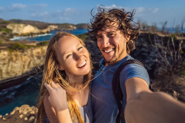 Uomo e donna in luna di miele vicino a Broken Beach a Nusa Penida, Indonesia Angels BillaBong Beach. Destinazione turistica popolare Bali — Foto Stock