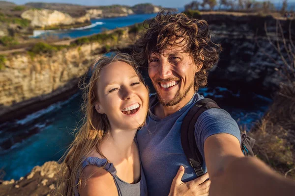 Uomo e donna in luna di miele vicino a Broken Beach a Nusa Penida, Indonesia Angels BillaBong Beach. Destinazione turistica popolare Bali — Foto Stock