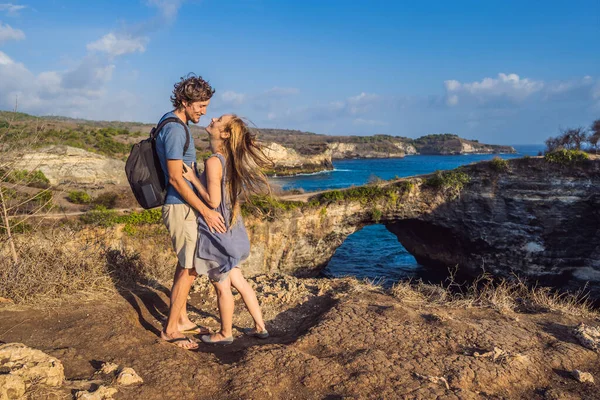 Uomo e donna in luna di miele vicino a Broken Beach a Nusa Penida, Indonesia Angels BillaBong Beach. Destinazione turistica popolare Bali — Foto Stock