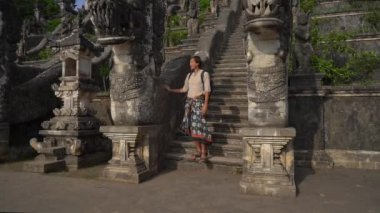 Endonezya 'nın Bali adasındaki Pura Lempuyang Tapınağı' nı ziyaret eden bir adamın yavaş çekimi.