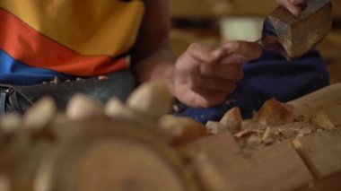 Geleneksel ahşap oymacılığı yapan usta bir zanaatkarın yavaş çekim çekimi.