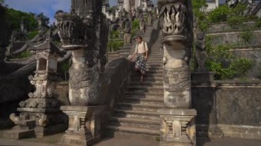 Endonezya 'nın Bali adasındaki Pura Lempuyang Tapınağı' nı ziyaret eden bir adamın yavaş çekimi.