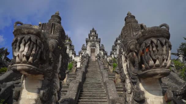 Zpomalení ruční záběr kamenných draků střežící schody v chrámu Pura Lempuyang na ostrově Bali, Indonésie — Stock video