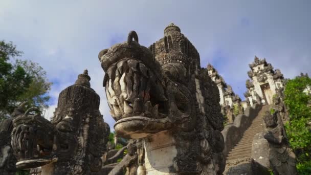 Медленный ручной снимок каменных драконов, охраняющих лестницу в храме Пура Лемпуян на острове Бали, Индонезия — стоковое видео