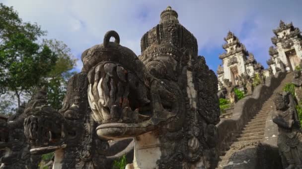 Langzame handheld opname van stenen draken die de trap bewaken in de Pura Lempuyang Tempel op het Bali eiland, Indonesië — Stockvideo