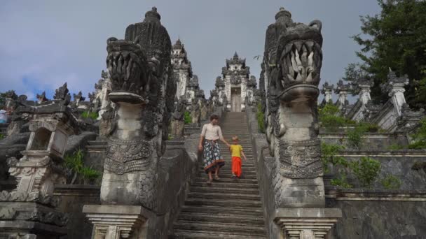 Langzame shot van een toerist vader en zoon op bezoek bij de Pura Lempuyang Tempel op het Bali eiland, Indonesië — Stockvideo