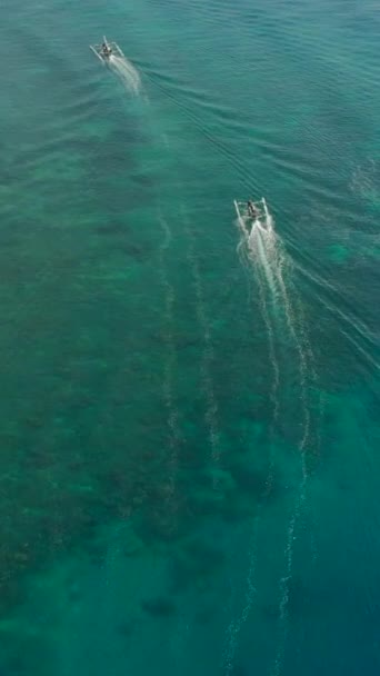 수직 영상입니다. 열 대의 섬에서 잠수부들을 다이빙 장소로 데려다 주는 낚싯배의 공중 사진 — 비디오