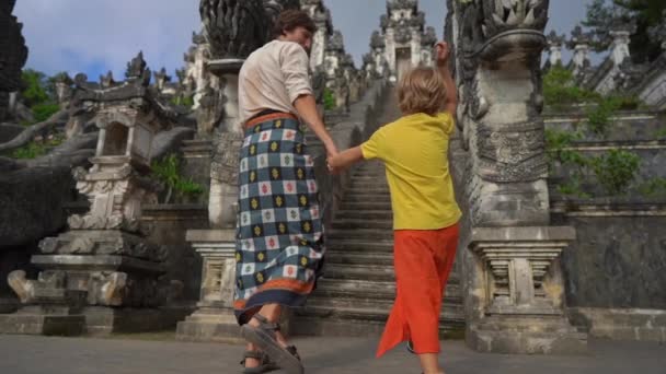 Plan ralenti d'un père et d'un fils touristes visitant le temple Pura Lempuyang sur l'île de Bali, Indonésie — Video