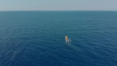 Geleneksel balıkçı teknelerinin Bali adasına yakın açık denizde çekilmiş fotoğrafları.