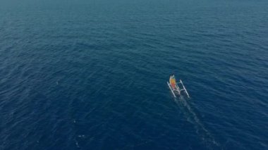 Geleneksel balıkçı teknelerinin Bali adasına yakın açık denizde çekilmiş fotoğrafları.