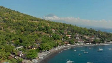 Amed bölgesindeki güzel Jemeluk Koyu 'nun muhteşem Agung volkanı manzaralı havadan çekimi. Bali konseptine Seyahat