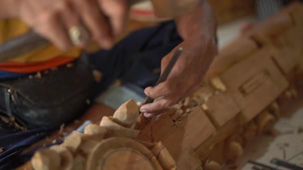 Primer plano en cámara lenta de un maestro artesano haciendo tallado en madera tradicional — Vídeo de stock