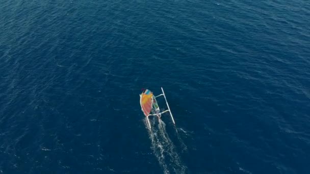 Tiro aéreo dos barcos de pesca tradicionais em mar aberto perto da ilha de Bali — Vídeo de Stock