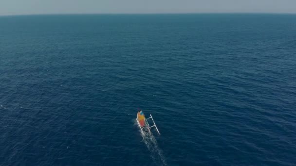 Luchtfoto van de traditionele vissersboten in een open zee vlakbij Bali eiland — Stockvideo