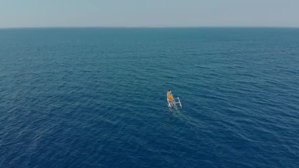 Luchtfoto van de traditionele vissersboten in een open zee vlakbij Bali eiland — Stockvideo