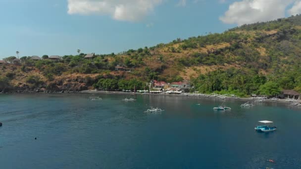 Letecký snímek krásné zátoky Jemeluk v oblasti Amed. Cestování na Bali koncept — Stock video