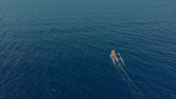 Zdjęcie lotnicze tradycyjnych żaglówek rybackich na otwartym morzu w pobliżu wyspy Bali — Wideo stockowe