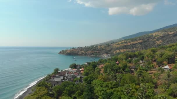 Tiro aéreo da bela baía de Jemeluk na área de Amed. Viagem ao conceito de Bali — Vídeo de Stock