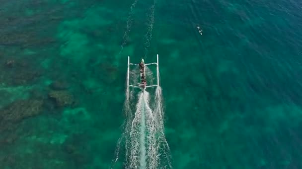 熱帯の島のダイビングスポットにダイバーを連れてくる漁船の空中撮影 — ストック動画