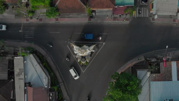 Steinskulptur von Arjuna auf einem Straßenkreuz in Ubud Stadt, Bali Insel, Indonesien. arjuna ist ein Held des alten indischen Mahabharata-Epos — Stockvideo