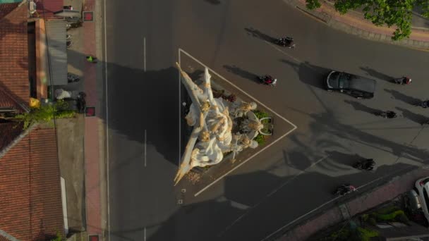 Каменная скульптура Арджуны на дорожном кресте в городе Убуд, остров Бали, Индонезия. Арджуна - герой древнего индийского эпоса Махабхарата — стоковое видео