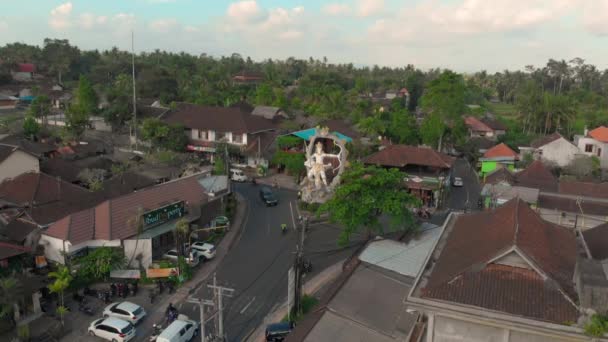 印度尼西亚乌布德- 2019年8月2日：印度尼西亚巴厘岛乌布德镇一个公路交叉口上的阿诸那石雕。 阿诸那是古代印度史诗《摩哈婆罗塔》中的英雄 — 图库视频影像