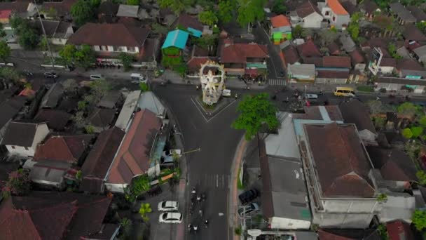 印度尼西亚乌布德- 2019年8月2日：印度尼西亚巴厘岛乌布德镇一个公路交叉口上的阿诸那石雕。 阿诸那是古代印度史诗《摩哈婆罗塔》中的英雄 — 图库视频影像