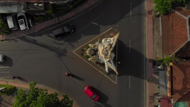 Sculpture en pierre d'Arjuna sur une croix de route dans la ville d'Ubud, île de Bali, Indonésie. Arjuna est un héros de l'ancienne épopée indienne Mahabharata — Video