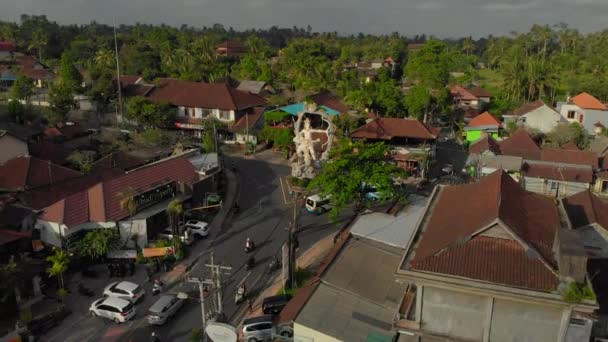 UBUD, INDONESIA - 2.08.2019: Каменная скульптура Арджуны на дорожном кресте в городе Убуд, остров Бали, Индонезия. Арджуна - герой древнего индийского эпоса Махабхарата — стоковое видео