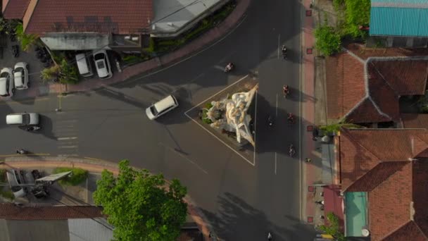 Kamienna rzeźba Aruny na krzyżu drogowym w mieście Ubud, na wyspie Bali, Indonezja. Arjuna jest bohaterem starożytnej epopei Indii Mahabharata — Wideo stockowe