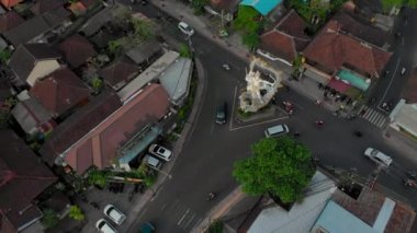 Ubud, Endonezya - 2.08.2019: Endonezya 'nın Bali adasındaki Ubud kasabasında bir yol ayrımında Arjuna' nın taş heykeli. Arjuna, antik Hint destanı Mahabharata 'nın kahramanıdır.