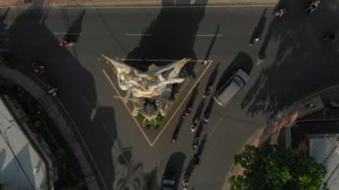 Endonezya 'nın Bali adasındaki Ubud kasabasında bir yol üzerinde Arjuna' nın taş heykeli. Arjuna, antik Hint destanı Mahabharata 'nın kahramanıdır.
