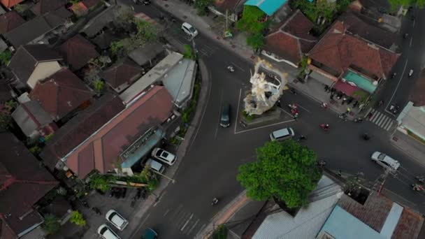 Ubud, Indonesië - 2.08.2019: Stenen beeld van Arjuna op een kruispunt in Ubud stad, Bali eiland, Indonesië. Arjuna is een held van het oude Indiase epos Mahabharata — Stockvideo