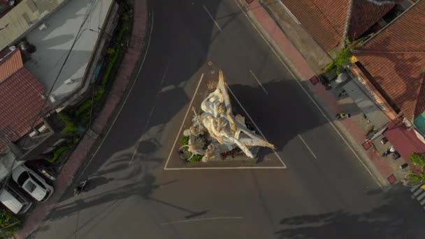 Убуд, Індонезія - 2,08,2019: Кам'яна скульптура Арджуни на дорожньому хресті в місті Убуд, на острові Балі, Індонезія. Арджуна - герой стародавнього індійського епосу "Махабхарата". — стокове відео