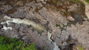 Bali adasındaki Tegenungan Şelalesi 'nin havadan çekimi, Ubud. Bali konseptine Seyahat