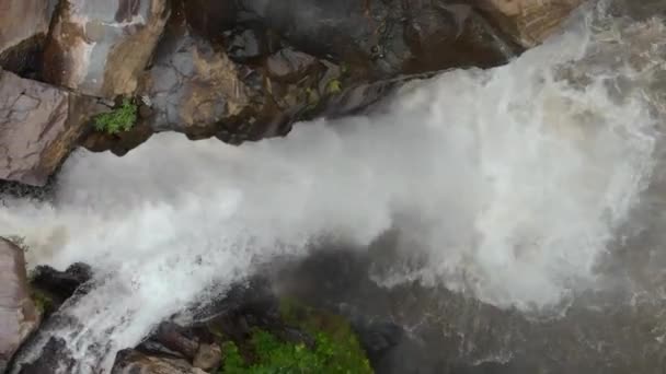 Vidéo verticale. Vue aérienne de la cascade Tegenungan sur l'île de Bali, Ubud. Voyage à Bali concept 