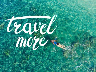 Travel More konsepti şnorkel maskeli mutlu kadın mercan resif deniz havuzunda tropikal balıklarla suya dalıyor. Seyahat yaşam tarzı, su sporları açık hava macerası, yaz sahillerinde yüzme dersleri.