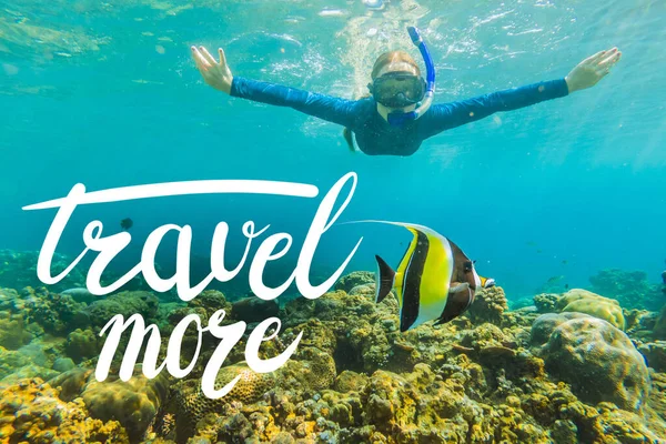 Travel More konsepti şnorkel maskeli mutlu kadın mercan resif deniz havuzunda tropikal balıklarla suya dalıyor. Seyahat yaşam tarzı, su sporları açık hava macerası, yaz sahillerinde yüzme dersleri. — Stok fotoğraf