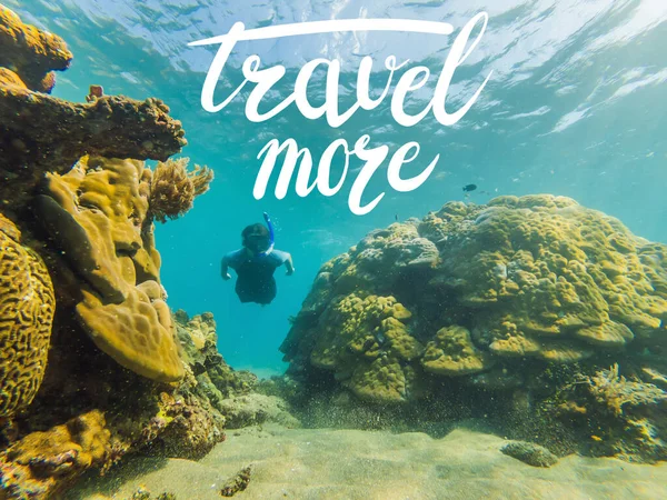 Travel More konsepti şnorkel maskeli mutlu adam mercan resif deniz havuzunda tropikal balıklarla suya dalıyor. Seyahat yaşam tarzı, su sporu macerası, yaz tatilinde yüzme dersleri. — Stok fotoğraf